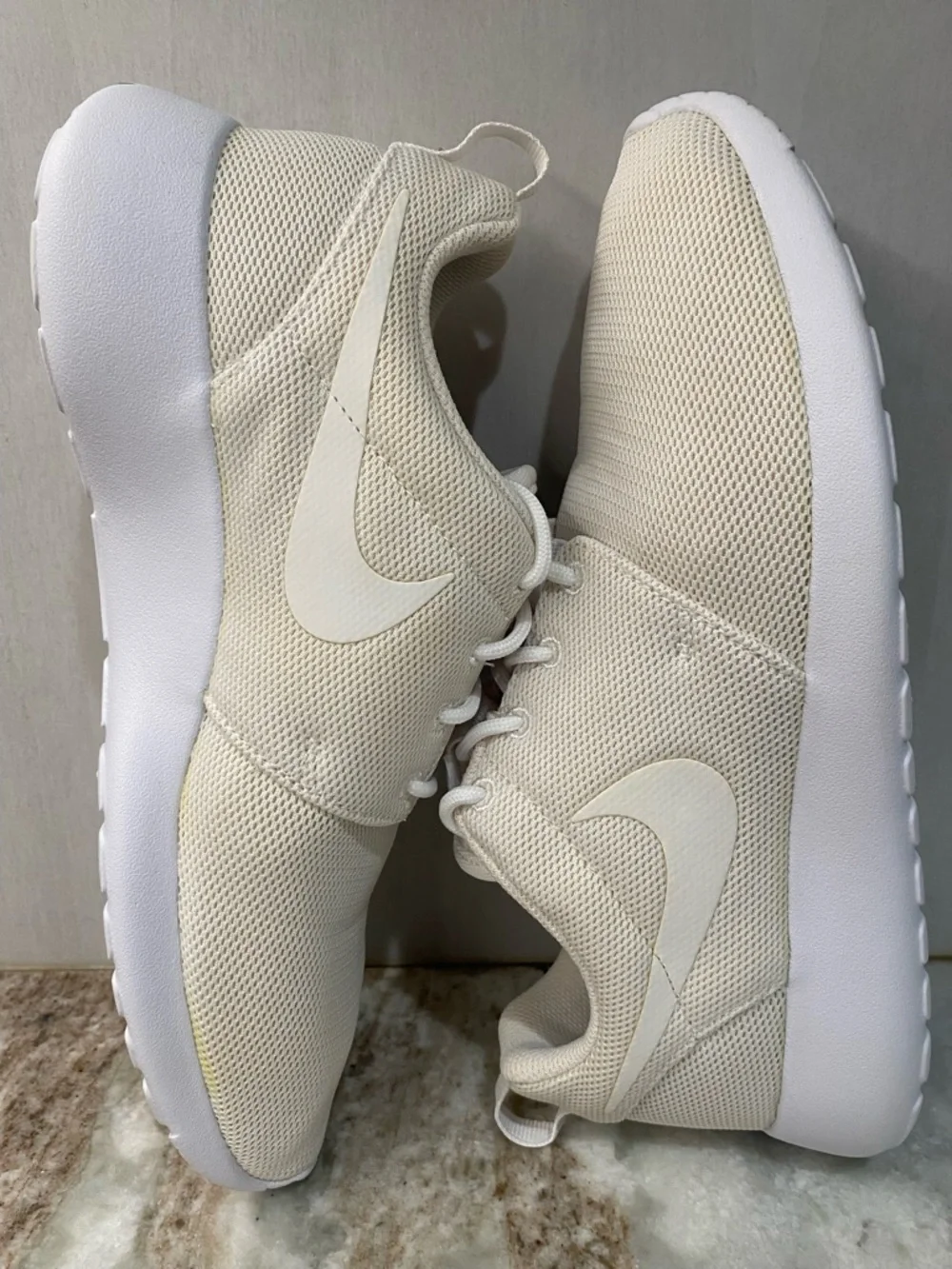 Nike Roshe One Triple White Womens Running Shoes 844994-100 Size 9.5 Like New